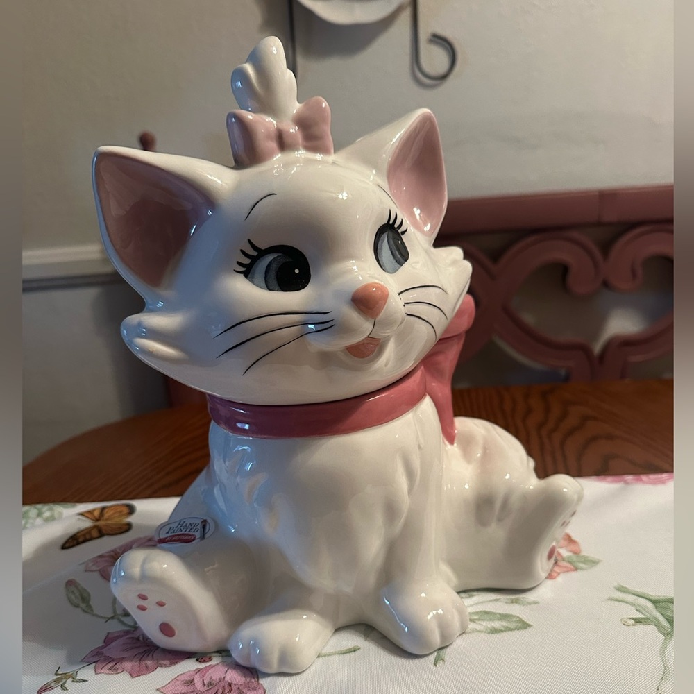 Disney Marie from the Aristocats White and Pink Food Storage Container